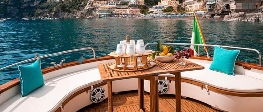 Tavolo in legno artigianale su barca con accessori per la nautica