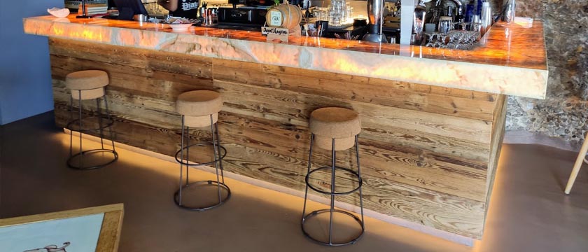 Bancone bar in legno personalizzato con top retroilluminato