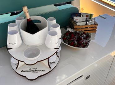 Porta flute e bicchieri artigianale in legno su yacht