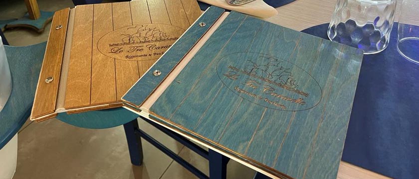 Portamenù in legno personalizzati per ristoranti