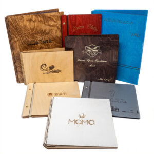 Porta menù artigianale in legno personalizzato Slowood, con incisione laser del logo per ristoranti, bar e hotel eleganti e autentici.