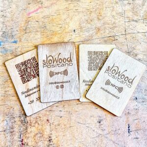 Biglietti da visita in legno artigianali Slowood, personalizzati con incisione laser, QR code e chip NFC per la condivisione immediata dei contatti.