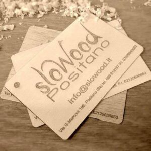 Biglietti da visita artigianali in legno Slowood, incisi a laser e personalizzati con loghi, testi o QR code, eleganti e sostenibili per aziende e professionisti.