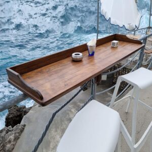 Mensola da esterno in legno massello artigianale Slowood, realizzata a mano e trattata per resistere all’umidità e al salino, ideale per bar e terrazze sul mare.