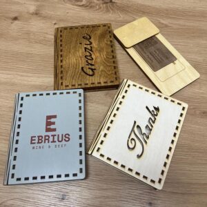 Portaconto artigianale in legno Slowood, realizzato a mano e personalizzabile con incisione laser o logo, ideale per ristoranti, bistrot e wine bar eleganti.