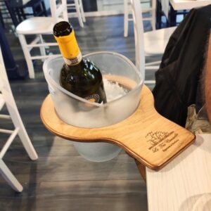 Portasecchiello da aggancio in legno artigianale Slowood, elegante e stabile, ideale per mantenere in fresco bottiglie di vino o champagne senza occupare spazio sul tavolo.