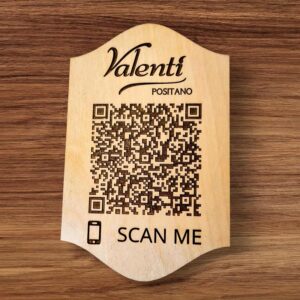 QR code artigianale in legno Slowood, inciso a laser e personalizzabile con logo, testo o grafica, ideale per menù digitali e link informativi in ristoranti e hotel.