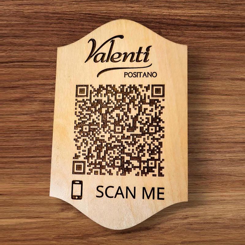 QR code artigianale in legno Slowood, inciso a laser e personalizzabile con logo, testo o grafica, ideale per menù digitali e link informativi in ristoranti e hotel.