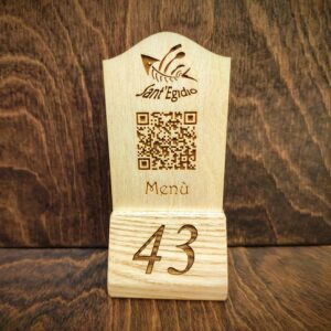 Segnaposto artigianale in legno Slowood, inciso a laser con numero del tavolo e QR code personalizzato per menù digitali o servizi interattivi.